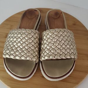 Gentle Souls by Kenneth Cole Soft Gold Braided Slides Size 10